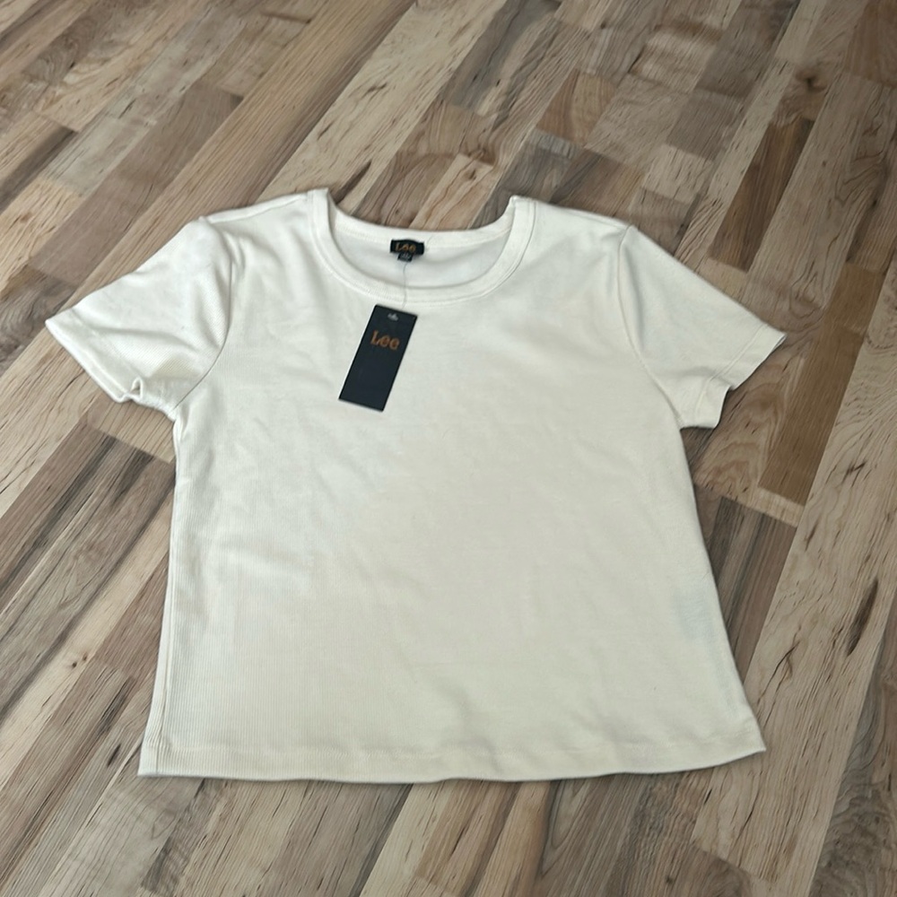 New with tags fitted cropped style shirt